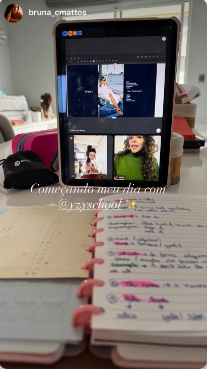 Story da aluna Bruna estudando com o app Yzy no tablet e caderno de anotações