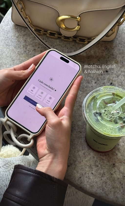 Aluna usando o app Yzy no celular com a legenda Matcha, English & fashion